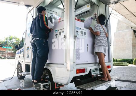 Bangkok, Thailand. Juli 2021. Ein Gesundheitsmitarbeiter nimmt Nasenabstrichproben von Menschen in einem mobilen Fahrzeug in Bangkok. Das Land hatte in den letzten 24 Stunden einen Rekordwert von 141 neuen Covid-19 Todesfällen und einen Rekordwert von 10,082 neuen Fällen, berichtete das Gesundheitsministerium am Samstagmorgen. Kredit: SOPA Images Limited/Alamy Live Nachrichten Stockfoto