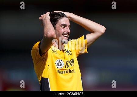 Crewe, Großbritannien. Juli 2021. Francisco Trincao von Wolverhampton Wanderers während des Vorsaison-Freundschaftsspiel zwischen Crewe Alexandra und Wolverhampton Wanderers am 17. Juli 2021 im Alexandra Stadium in Crewe, England. (Foto von Daniel Chesterton/phcimages.com) Quelle: PHC Images/Alamy Live News Stockfoto