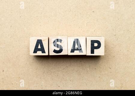 Buchstabenblock in Wort ASAP (Abkürzung für So bald wie möglich) auf Holzhintergrund Stockfoto