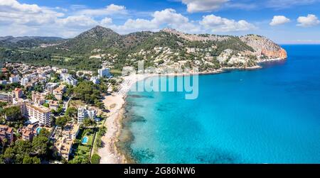 Luftaufnahme der Bucht von Canyamel auf den Mallorca-Inseln, Spanien Stockfoto