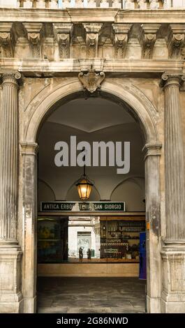 Bogeneingang des Palazzo Nicolò Spinola di Luccoli (16. jh.) mit einer Ausstellungsvitrine des antiken Kräuterkundigen San Giorgio, Genua, Ligurien, Italien Stockfoto