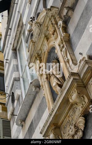 Blick aus der Perspektive auf den Votivschrein, der dem heiligen Johannes dem Täufer, dem schutzpatron von Genua, auf der Piazza di Soziglia in der Altstadt Liguriens, Italien, gewidmet ist Stockfoto