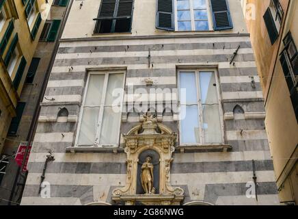 Palast mit dem Votivschrein, der dem heiligen Johannes dem Täufer, dem schutzpatron von Genua, gewidmet ist, auf der Piazza di Soziglia in der Altstadt Liguriens, Italien Stockfoto