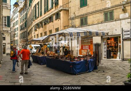 Straßenmarkt auf der Piazza di Soziglia in der Altstadt mit Ständen, die im Sommer Korbhüte und Lederzubehör verkaufen, Genua, Ligurien, Italien Stockfoto