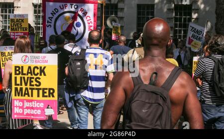 London, Großbritannien. 17. Juli 2021. Eine kleine Gruppe von Demonstranten versammelte sich gegenüber der Downing Street zu einer Kundgebung von Paul Quezada-Neiman/Alamy Live News Stockfoto