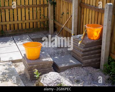 Verlegung von Terrassentafeln und Landschaftsgestaltung eines neuen Außenbodens in einer Gartenrenovierung Stockfoto