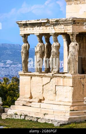 Säulen in Form von Karyatiden auf dem Tempel des Erechtheion auf der Akropolis, Athen, Griechenland. Stockfoto