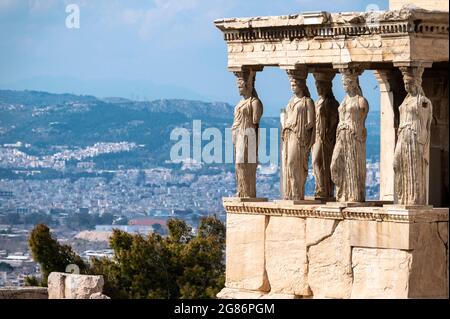 Säulen in Form von Karyatiden auf dem Tempel des Erechtheion auf der Akropolis, Athen, Griechenland. Stockfoto