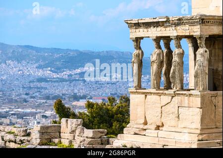 Säulen in Form von Karyatiden auf dem Tempel des Erechtheion auf der Akropolis, Athen, Griechenland. Stockfoto