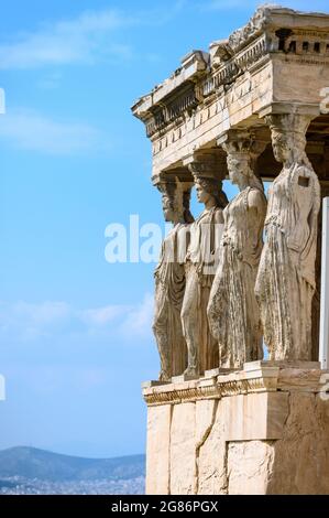 Säulen in Form von Karyatiden auf dem Tempel des Erechtheion auf der Akropolis, Athen, Griechenland. Stockfoto