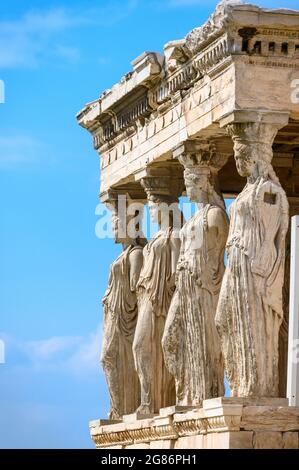 Säulen in Form von Karyatiden auf dem Tempel des Erechtheion auf der Akropolis, Athen, Griechenland. Stockfoto