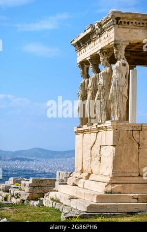 Säulen in Form von Karyatiden auf dem Tempel des Erechtheion auf der Akropolis, Athen, Griechenland. Stockfoto