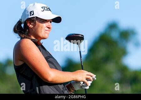 Pinehurst, North Carolina, USA. Juli 2021. MEGAN SCHOFILL aus Monticello, Florida und Golferin an der Auburn University, beobachtet ihren Schuss vom vierten Abschlag während des Semifinales bei der 119. Amateur-Meisterschaft in North & South WomenÃs, 17. Juli 2021, auf dem Pinehurst Resort & Country ClubÃs Course No. 2 im Dorf Pinehurst, N.C. (Bild: © Timothy L. Hale/ZUMA Press Wire) Stockfoto