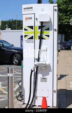 Ladestation für Elektroautos, Schnellladung für Elektrofahrzeuge. M6 Services Charnock Richard, Großbritannien Stockfoto