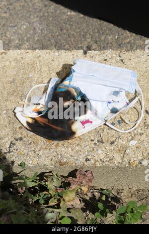 Haufen von Gesichtsmasken, die aus Protest gegen die Covid-Gesetze verbrannt wurden, West Sussex, England, Großbritannien Stockfoto