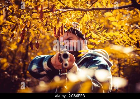 Nahaufnahme Scharfschützen Karabiner bei der Outdoor-Jagd. Jäger mit Schrotflinte auf der Jagd. Autom. Jagd. Nahaufnahme Porträt des hammeinigen Jägers. Stockfoto