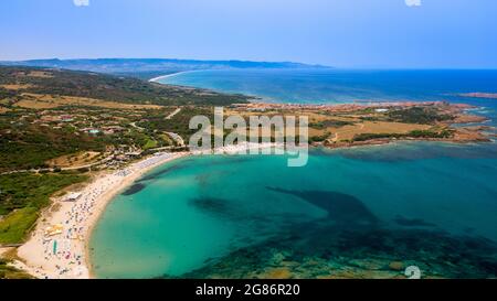 Isola Rossa Blick auf die Küste, kleines Vorgebirge, das sich in nordwestlicher Richtung von der Nordküste Sardiniens zwischen Costa Par erstreckt Stockfoto