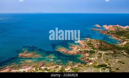 Isola Rossa Blick auf die Küste, kleines Vorgebirge, das sich in nordwestlicher Richtung von der Nordküste Sardiniens zwischen Costa Par erstreckt Stockfoto