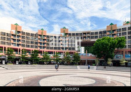 DISCOVERY BAY PLAZA, HONG KONG - Jul 17, 2021: Es dient der Gemeinde dort mit einem Busbahnhof, Fähranleger, einer offenen piazza, einer Reihe von Geschäften. Stockfoto