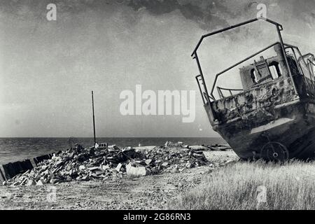 Verlassene Fischerboot auf einem zerstörten Damm Stockfoto