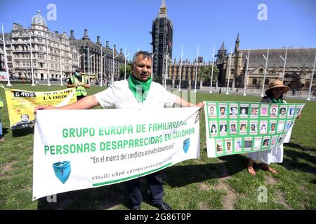 London, England, Großbritannien. Juli 2021. Kolumbianer demonstrieren auf dem Londoner Parliament Square gegen das Verschwinden von Menschen in ihrem Land. (Bild: © Tayfun Salci/ZUMA Press Wire) Stockfoto