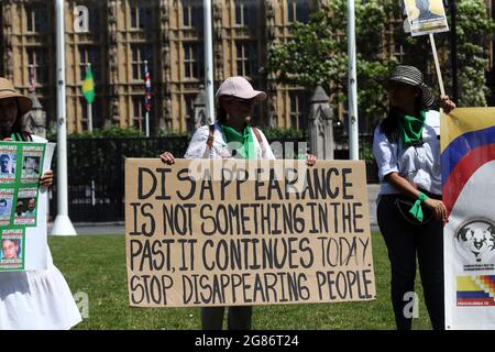 London, England, Großbritannien. Juli 2021. Kolumbianer demonstrieren auf dem Londoner Parliament Square gegen das Verschwinden von Menschen in ihrem Land. (Bild: © Tayfun Salci/ZUMA Press Wire) Stockfoto