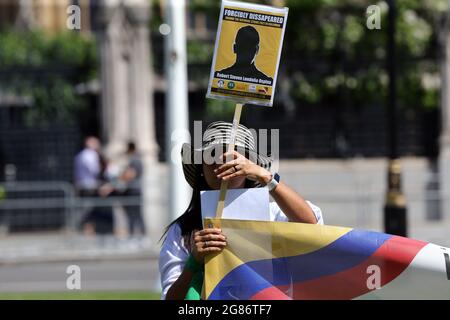 London, England, Großbritannien. Juli 2021. Kolumbianer demonstrieren auf dem Londoner Parliament Square gegen das Verschwinden von Menschen in ihrem Land. (Bild: © Tayfun Salci/ZUMA Press Wire) Stockfoto