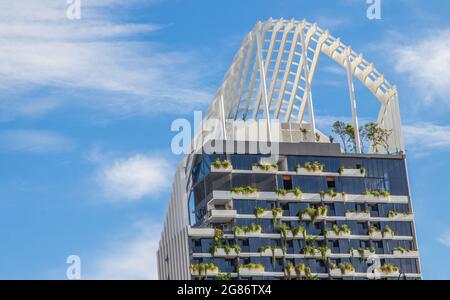 Eine geschmackvoll moderne grüne Fassade eines mehrstöckigen Gebäudes Stockfoto