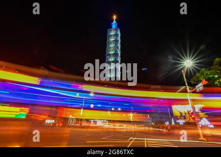 Taipei Taiwan – 3. Mai 2019 : EINE Langzeitaufnahme mit Blick auf Taipei 101 im Finanzviertel Xinyi der Stadt Taipei Stockfoto