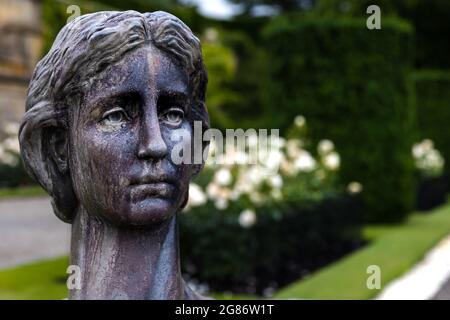 Gladys Deacon - Herzogin von Marlborough Sphinx und Statue in Blenheim Palace Gardens Stockfoto