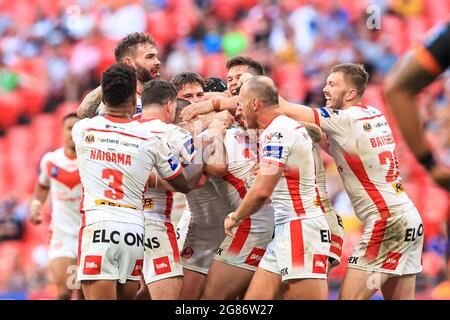 Kyle Amor (16) von St. Helens feiert seinen Versuch Stockfoto