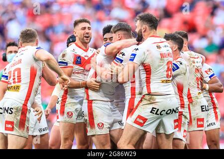 Kyle Amor (16) von St. Helens feiert seinen Versuch Stockfoto