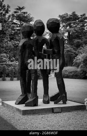 Die drei Grazien, Skulptur von Georg Baselitz, ausgestellt im Blenheim Palace, Oxfordshire, Großbritannien Stockfoto