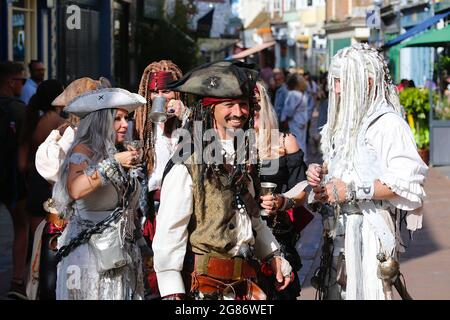 Hastings, East Sussex, Großbritannien. 17 Juli 2021. UK Wetter: Heiß und sonnig für die Küstenstadt Hastings in East Sussex, da die Stadt mit Besuchern überflutet ist. Mehr Piraten trafen die Stadt. Foto-Kredit: Paul Lawrenson /Alamy Live Nachrichten Stockfoto