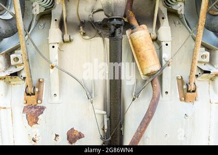 Ansicht des Fahrgestells (Unterseite).Rostiger alter Wagen, Ansicht von unten. Stockfoto