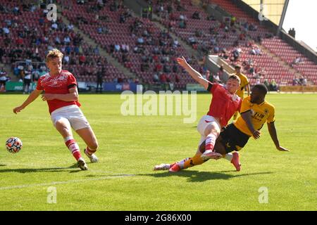 Austin Samuels von Wolverhampton Wanderers hat während des Freundschaftsspiels vor der Saison im Mornflake Stadium, Crewe, einen Torschuss erhalten. Stockfoto