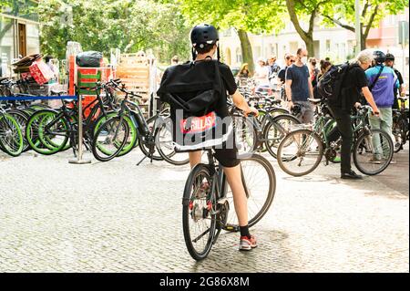 Berlin, Deutschland. Juli 2021. Gorillas-Arbeiter demonstrierten am 17.07.21 in Berlin für bessere Arbeitsbedingungen. Arbeiter protestieren wegen der schlechten Arbeitsbedingungen und des schlechten Materials. Quelle: Tim Eckert/Alamy Live News Stockfoto