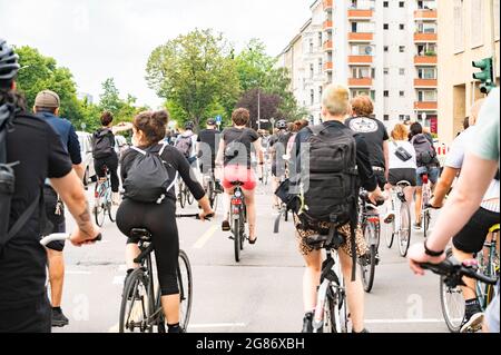 Berlin, Deutschland. Juli 2021. Gorillas-Arbeiter demonstrierten am 17.07.21 in Berlin für bessere Arbeitsbedingungen. Arbeiter protestieren wegen der schlechten Arbeitsbedingungen und des schlechten Materials. Quelle: Tim Eckert/Alamy Live News Stockfoto