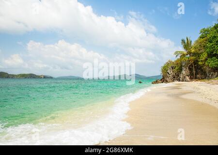 Seascape schoss an sonnigen Tagen, blauer Himmel und weiße Wolken über klarem Wasser und winkten am sauberen Sandstrand mit Sky Line. Aufgenommen von der Insel im Süden Thailas Stockfoto