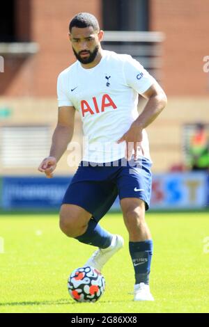 London, Großbritannien. Juli 2021. Cameron Carter-Vickers von Tottenham Hotspur während des Spiels in Aktion. Vorsaison-Freundschaftsspiel, Leyton Orient gegen Tottenham Hotspur im Breyer Group Stadium in Leyton, London, am Samstag, 17. Juli 2021. Dieses Bild darf nur für redaktionelle Zwecke verwendet werden. Nur zur redaktionellen Verwendung, Lizenz für kommerzielle Nutzung erforderlich. Keine Verwendung bei Wetten, Spielen oder Veröffentlichungen in einem Club/einer Liga/einem Spieler.pic von Steffan Bowen/Andrew Orchard Sports Photography/Alamy Live News Credit: Andrew Orchard Sports Photography/Alamy Live News Stockfoto