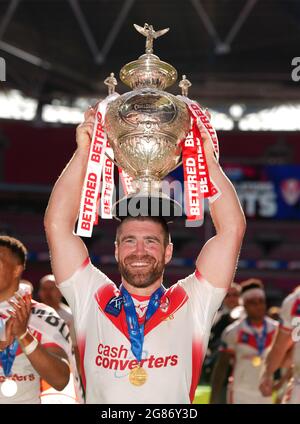 St. Helens' Kyle Amor feiert mit der Trophäe nach dem finalen Spiel des Betfred Challenge Cup im Wembley Stadium, London. Bilddatum: Samstag, 17. Juli 2021. Stockfoto