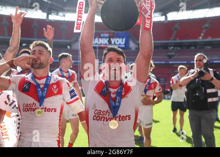 Lachlan Coote (1) von St. Helens feiert mit den Fans Stockfoto