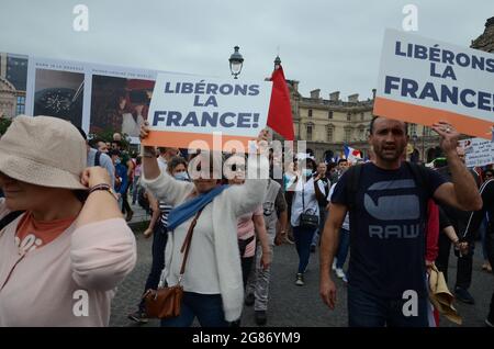 Mehrere tausend Menschen versammelten sich in Paris auf den Aufruf von „les patriotes“ und „Debout la France“, gegen den Gesundheitspass und die obligatorische Impfung Stockfoto