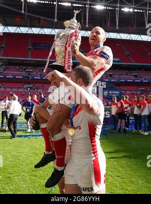 James Roby von St. Helens (Mitte) hält die Trophäe und feiert mit den Teamkollegen Louie McCarthy-Scarsbrook (links) und Kyle Amor nach dem finalen Spiel des Betfred Challenge Cup im Wembley Stadium, London. Bilddatum: Samstag, 17. Juli 2021. Stockfoto