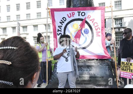 London, Großbritannien. Juli 2021. Anti-Rassismus-Aktivisten versammeln sich vor der Downing Street, um das Knie zur Unterstützung der englischen Fußballspieler zu holen, die nach dem Euro-Finale am 17. Juli 2021 in London, Großbritannien, Rassenmissbrauch erlitten haben. Kredit: Picture Capital/Alamy Live Nachrichten Stockfoto