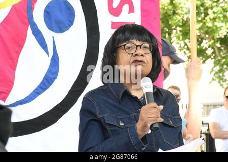 London, Großbritannien. Juli 2021. Sprecher Diane Abbott Anti-Rassismus-Aktivisten versammeln sich vor der Downing Street, um das Knie zur Unterstützung der englischen Fußballspieler zu holen, die nach dem Euro-Finale am 17. Juli 2021 in London, Großbritannien, Rassenmissbrauch erlitten haben. Kredit: Picture Capital/Alamy Live Nachrichten Stockfoto