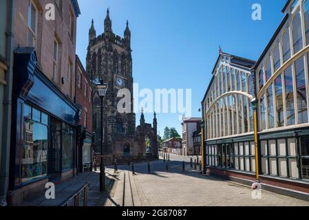 St Mary's Church und die alte viktorianische Markthalle in Stockport, Greater Manchester, England. Stockfoto