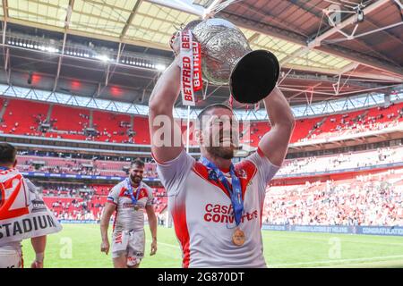 Kyle Amor (16) von St. Helens feiert mit den Fans Stockfoto