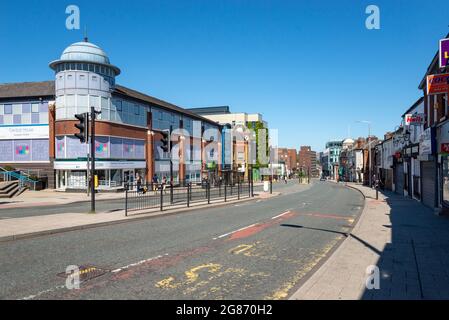 Die A6 Wellington Rd South in Stockport, Greater Manchester, England. Bereich in der Nähe von Grand Central mit Blick nach Norden in Richtung Stadtzentrum. Stockfoto