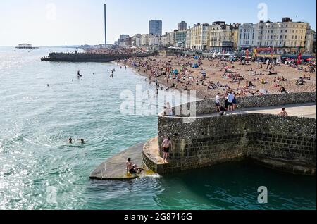 Brighton UK 17. Juli 2021 - Brighton Beach und Seafront sind voll, wenn Tausende an die Küste strömen, um das heiße, sonnige Wetter zu genießen. Für das Wochenende wird eine Hitzewelle in ganz Großbritannien prognostiziert, wobei die Temperaturen in einigen Gebieten voraussichtlich über 30 Grad Celsius erreichen werden : Credit Simon Dack / Alamy Live News Stockfoto